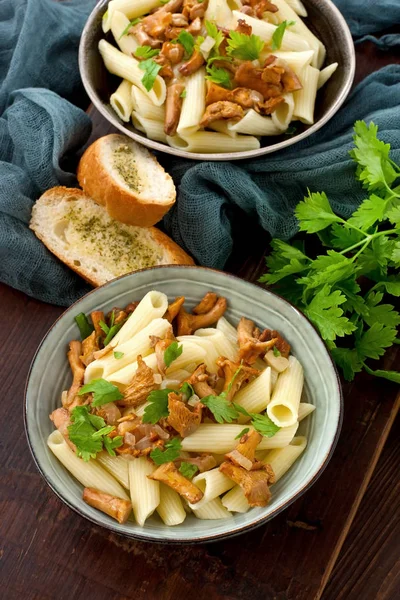 Pasta with seasonal mushrooms on  wooden table — Stock Photo, Image