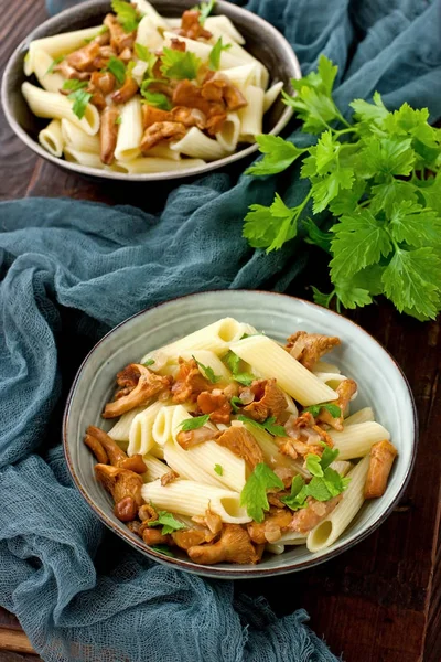 Pasta Con Champiñones Tazón Cerámica Enfoque Selectivo —  Fotos de Stock