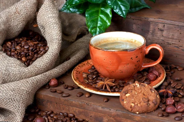 Kue Coklat Dan Secangkir Kopi Aromatik Atas Meja Kayu — Stok Foto