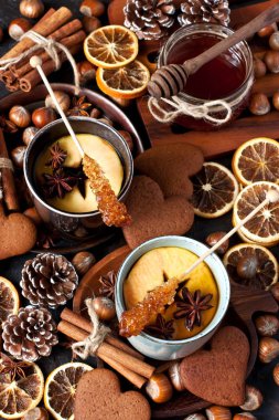 Bir fincan çay, elma, baharat, Kuruyemiş ve çerezleri. Üstten görünüm, düz la