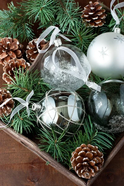 Tarjeta Felicitación Navidad Con Abeto Bolas Sobre Fondo Oscuro Vista — Foto de Stock