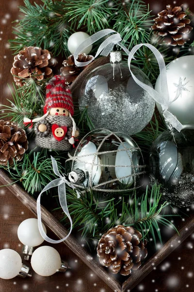 Barevná Sbírka Vánočních Míčků Dřevěném Podnosu Jedlové Větve Borovými Kužely — Stock fotografie