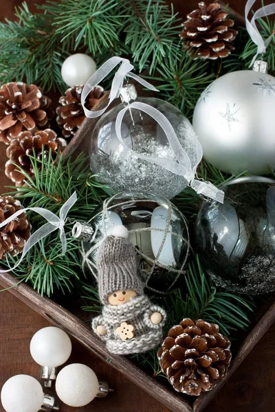 Kleurrijke Collectie Kerstballen Houten Dienblad Dennenboomtakken Met Dennenappels Houten Ondergrond — Stockfoto