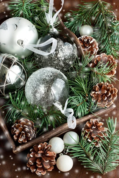 Kleurrijke Collectie Kerstballen Houten Dienblad Dennenboomtakken Met Dennenappels Houten Ondergrond — Stockfoto