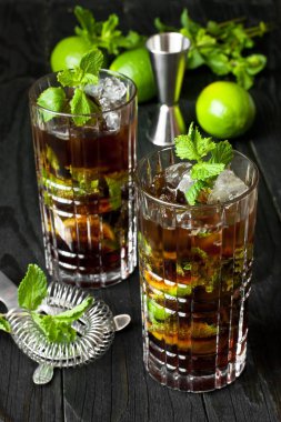 Cuba Libre veya buzlu çay güçlü alkol, cola, kireç ve buz, iki cam, koyu renk arka plan ile kokteyl 