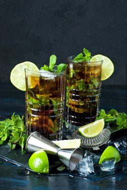 Limon, nane ve buz, seçici odak alan sığ derinliği ile gelenek yaz egzotik içecek