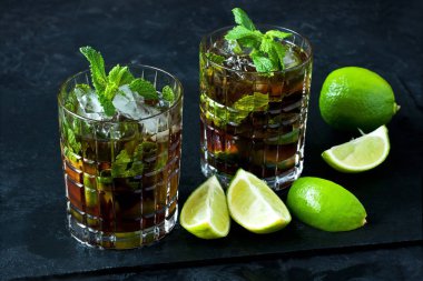 Limonata ya da libre kokteyli kola, rom, limon ve nane, soğuk ferahlatıcı içecek ya da buzlu içecek.