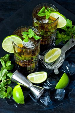 Cuba libre iki bardak taze limon ve nane siyah tepsi ile kokteyl, parti konsept tatil. 