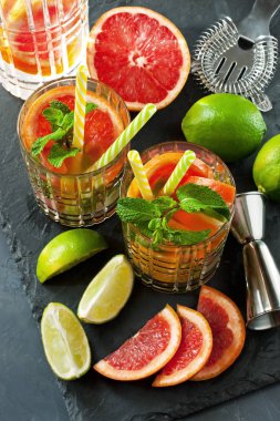 Cam ile koyu arka plan üzerine nane taze limonata