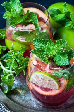  Limonata taze limon nane yaprakları cam ile servis