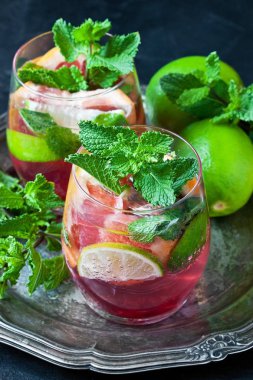 Narenciye içki taze nane ile bardak