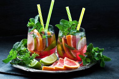 Yaz narenciye soğuk içecek (meyve suyu, limonata, kokteyl) ile nane, seçici odak