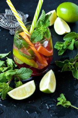 Portakallı, limonlu, greyfurtlu ve nane yeşili yapraklı taze narenciye içeceği.