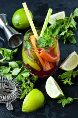 Portakallı, limonlu, greyfurtlu ve nane yeşili yapraklı taze narenciye içeceği.