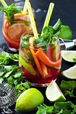 Narenciye meyve kokteyl cam Kupası, seçici odak nane ile
