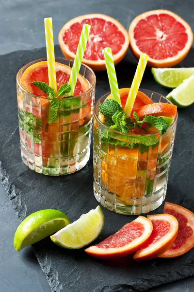 Bebida fria cítrica de verão (suco, limonada, coquetel) com mi — Fotografia de Stock