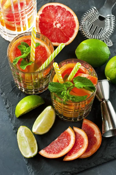 Cam ile koyu arka plan üzerine nane taze limonata