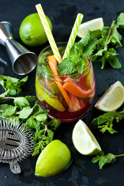 Portakallı, limonlu, greyfurtlu ve nane yeşili yapraklı taze narenciye içeceği.