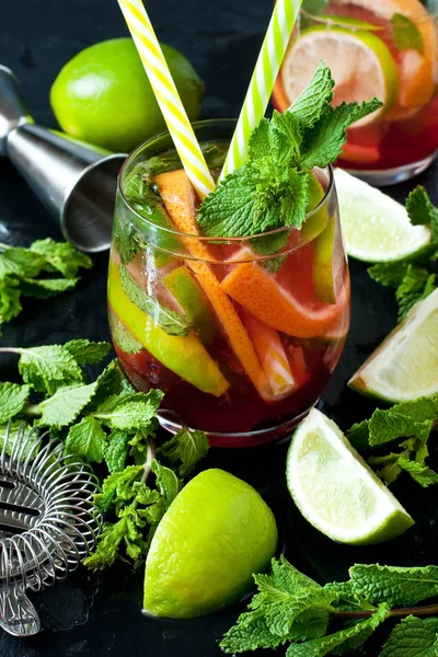 Portakallı, limonlu, greyfurtlu ve nane yeşili yapraklı taze narenciye içeceği.