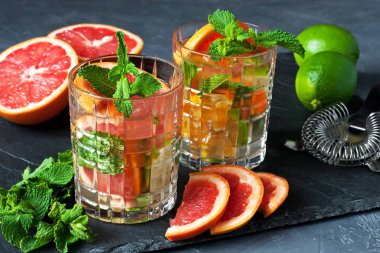 Portakallı, limonlu, greyfurtlu ve nane yeşili yapraklı taze narenciye içeceği.