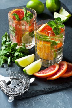 Narenciye içki taze nane, alan seçici odak ile sığ derinliği ile bardak