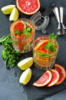 Yaz narenciye soğuk içecek (meyve suyu, limonata, kokteyl) ile nane, seçici odak