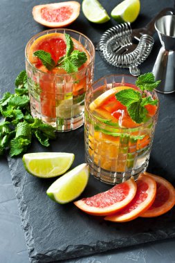 Portakallı, limonlu, greyfurtlu ve nane yeşili yapraklı taze narenciye içeceği.