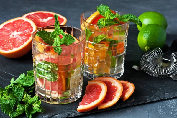 Portakallı, limonlu, greyfurtlu ve nane yeşili yapraklı taze narenciye içeceği.