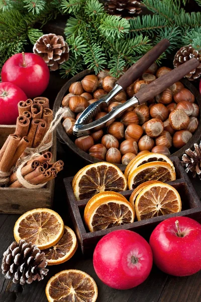 Composición Navideña Con Manzanas Avellanas Especias Sobre Mesa Madera — Foto de Stock