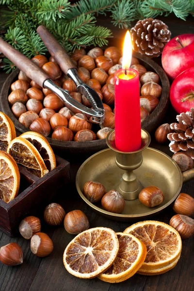 Composição Feriados Com Frutas Natal Nozes Vela Fundo Madeira — Fotografia de Stock