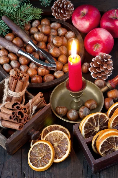 Vánoční Zátiší Jablky Ořechy Borovicovými Šiškami Dřevěném Pozadí — Stock fotografie