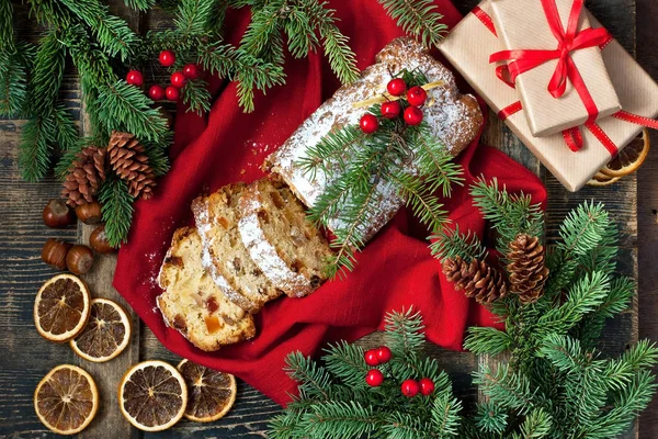 Natal Stollen Tradicional Sobremesa Festiva Européia Cortada Pedaços Fundo Madeira — Fotografia de Stock