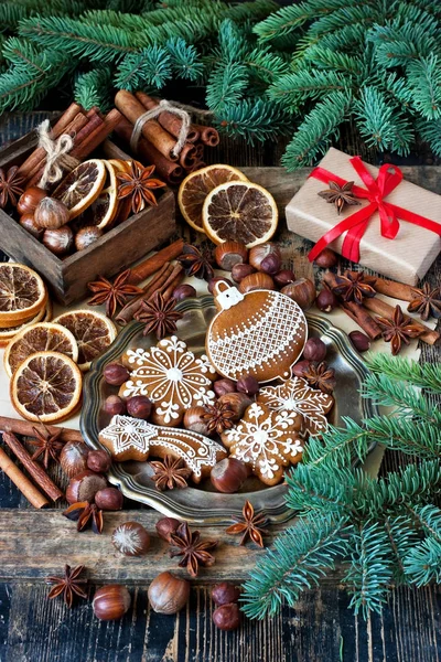 Σπιτικά Μπισκότα Χριστουγέννων Καρύδια Μπαχαρικά Και Κουτιά Δώρου Παλιό Τραπέζι — Φωτογραφία Αρχείου