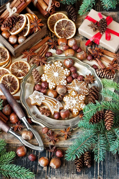 装飾されたギフト用の箱 食糧は 素朴な木製のテーブルについて説明します クリスマス コンセプト — ストック写真