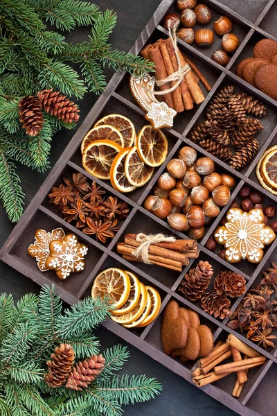 Biscoitos Natal Nozes Especiarias Caixa Madeira Fundo Rústico Deitado Plano — Fotografia de Stock