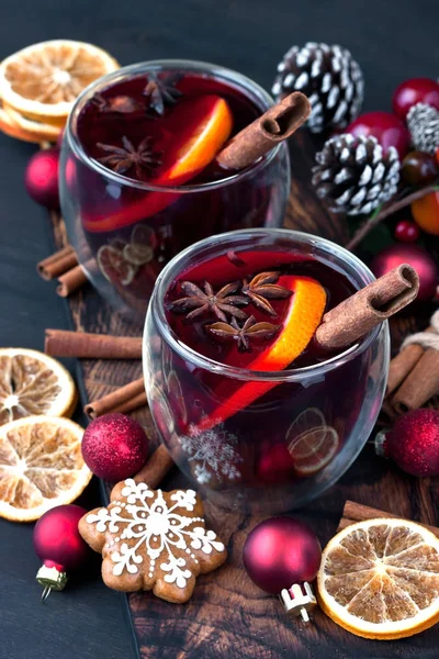 Weihnachtsglühwein Mit Zimtstangen Anis Sternen Preiselbeeren Und Orangen Glas Und — Stockfoto