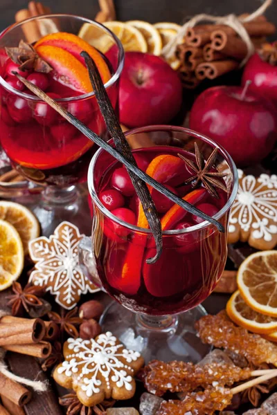 クリスマス組成ホット スパイス ワインとおいしいジンジャーブレッド クッキー — ストック写真
