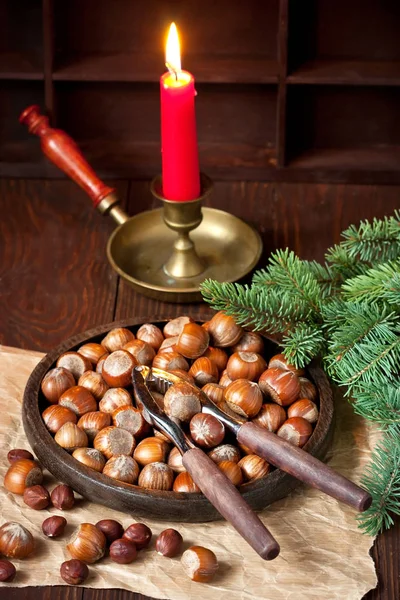 Složení Lískovými Ořechy Louskáčkem Dřevěném Pozadí Vánoční Koncept — Stock fotografie