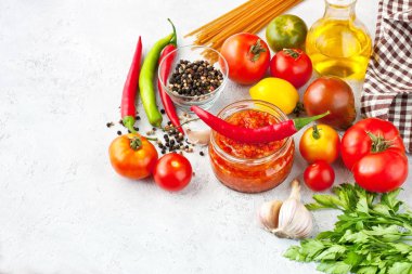 Ev yapımı klasik baharatlı domates, chillie, sarımsak ve biber sosu - salsa, adjika kavanoz