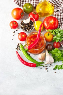 Ev yapımı klasik baharatlı domates, chillie, sarımsak ve biber sosu - salsa, adjika kavanoz