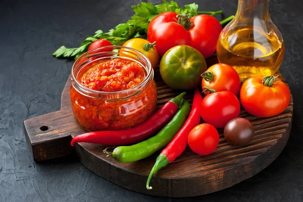 Jar Rumah Membuat Tomat Pedas Klasik Cabai Bawang Putih Dan — Stok Foto