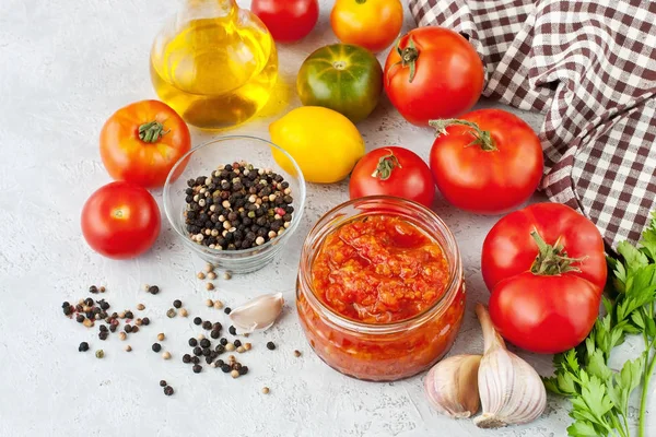 Molho Vermelho Picante Feito Tomate Pimenta Jarra Vidro Ingredientes Crus — Fotografia de Stock