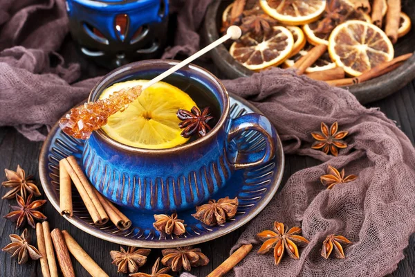 Xícara Chá Cerâmica Com Limão Especiarias Fundo Madeira — Fotografia de Stock