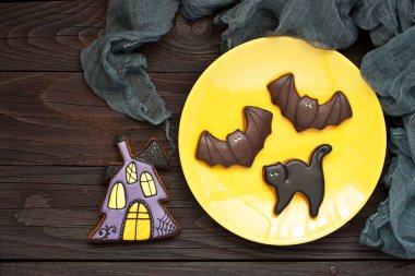 Cadılar bayramında koyu arka plan, en iyi görünüm için güzel ve lezzetli zencefilli bisküvi