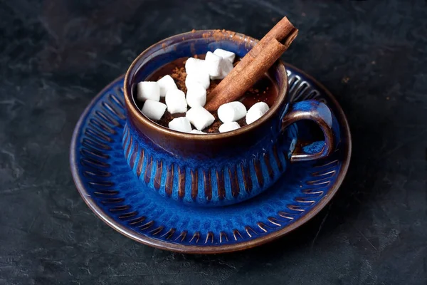Caneca Cheia Chocolate Quente Marshmallows Fundo Escuro — Fotografia de Stock
