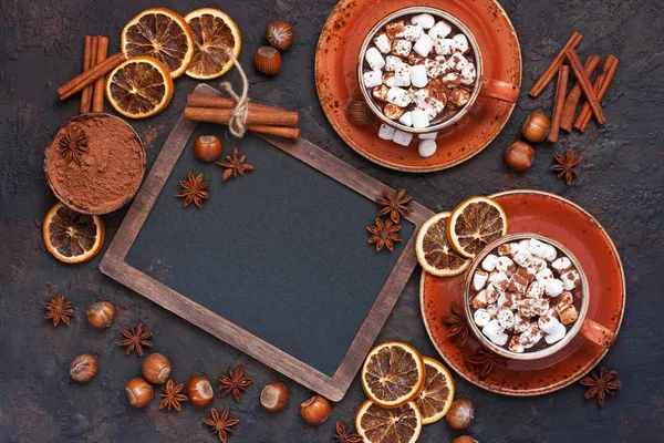 Zelfgemaakte Kruidige Warme Chocolademelk Met Kaneel Keramische Mok Donkere Concrete — Stockfoto