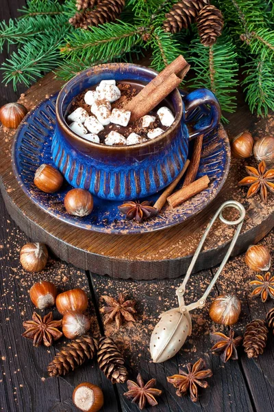 Taza de cerámica llena de chocolate caliente y malvaviscos — Foto de Stock