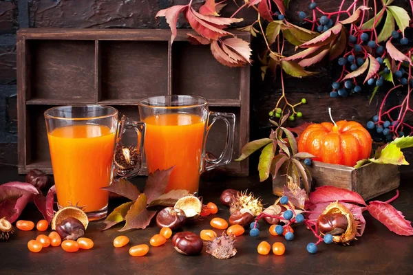 Soğuk içecek mevsimlik sonbahar şükran günü konsepti. Koyu arkaplanda güz süslemeli balkabağı suyu kokteyli.