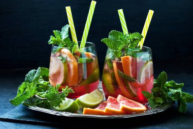 Narenciye içki taze nane, alan seçici odak ile sığ derinliği ile bardak