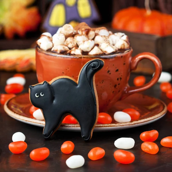 Mug Filled Hot Chocolate Marshmallows Halloween Gingerbread Cookies Tasty Halloween — Stock Photo, Image